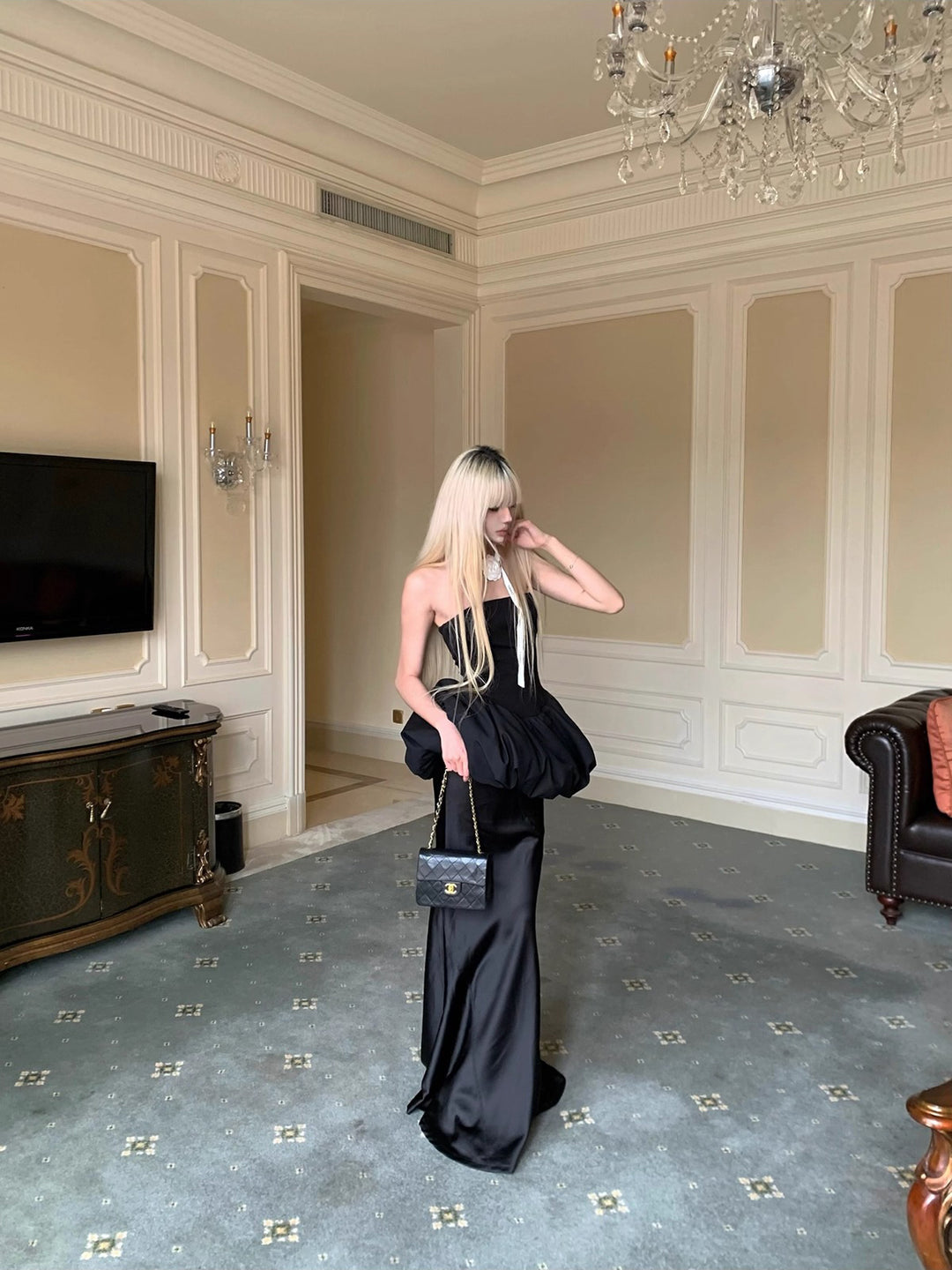 サテンペプラム オードリートップス[白・黒]