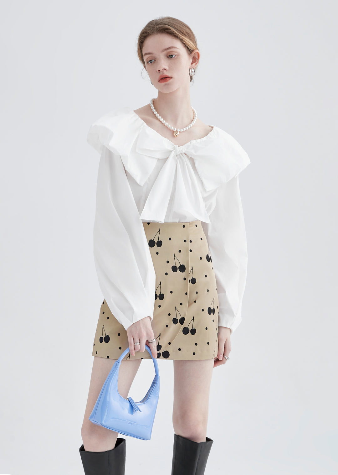 V-neck volume collar frill blouse 