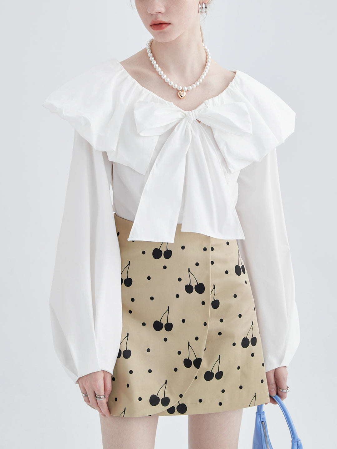 V-neck volume collar frill blouse 
