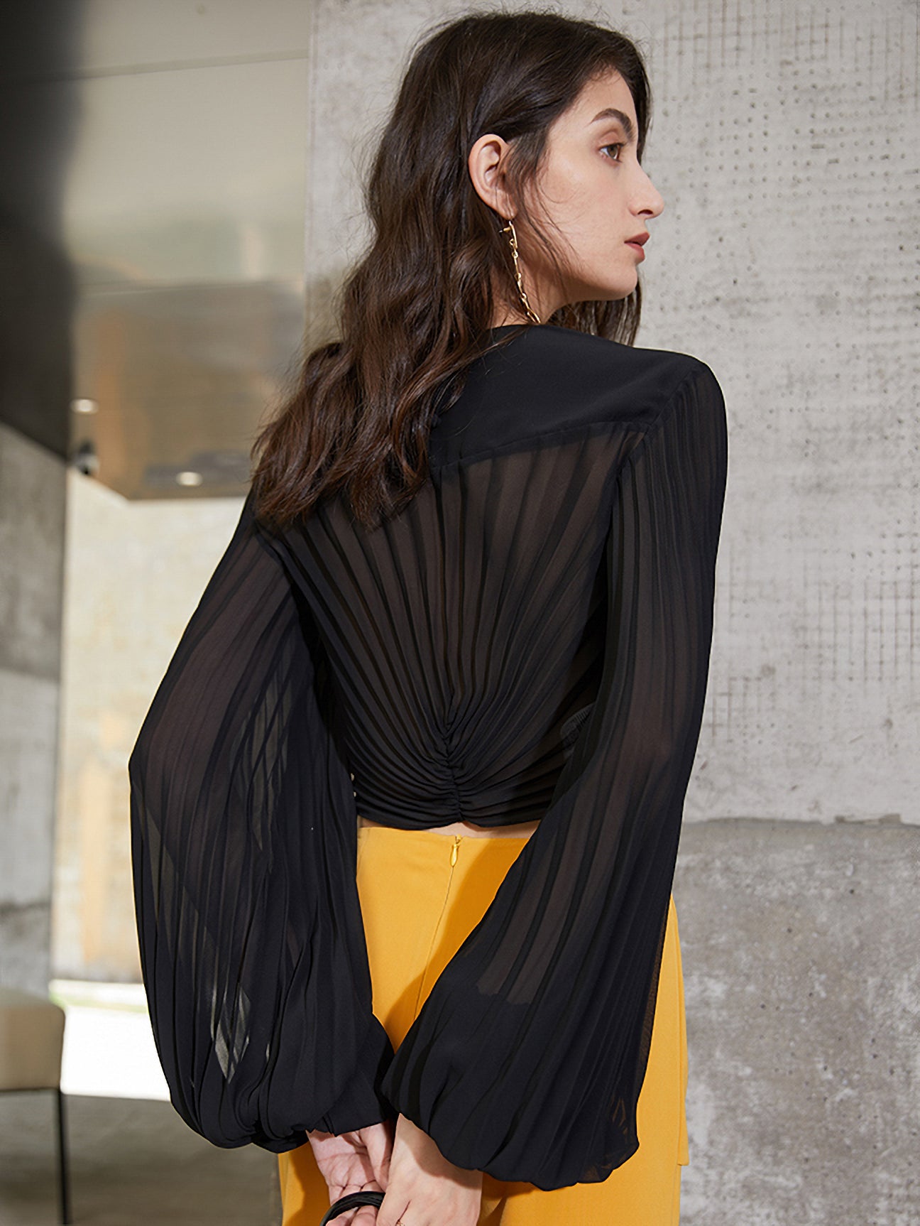 Wide pleated tops made of different materials 